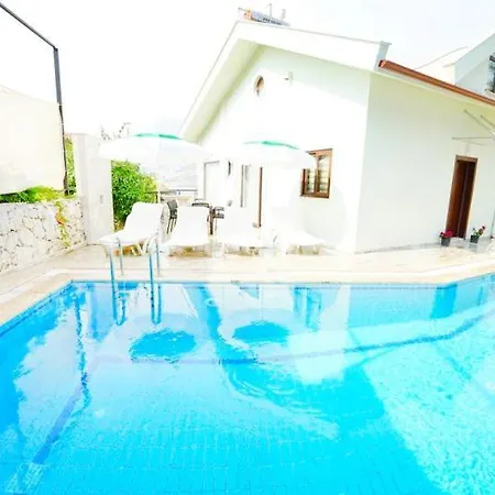 Kalkan'da Denize Yakin Havuzlu Jakuzili *