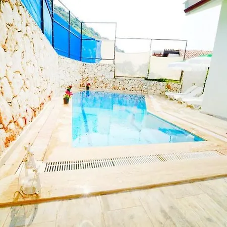 Kalkan'da Denize Yakin Havuzlu Jakuzili 빌라 *