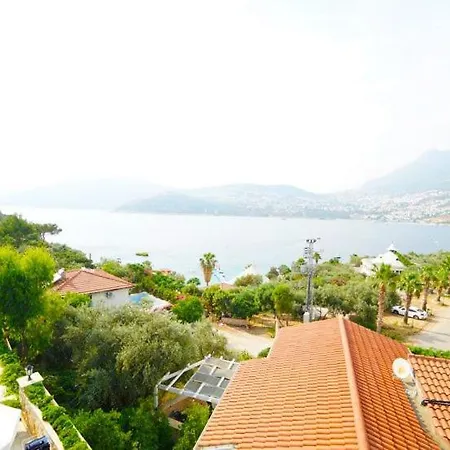 Kalkan'da Denize Yakin Havuzlu Jakuzili 빌라 *
