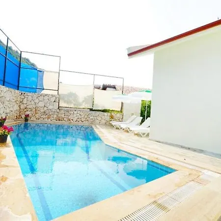 Kalkan'da Denize Yakin Havuzlu Jakuzili 빌라 *
