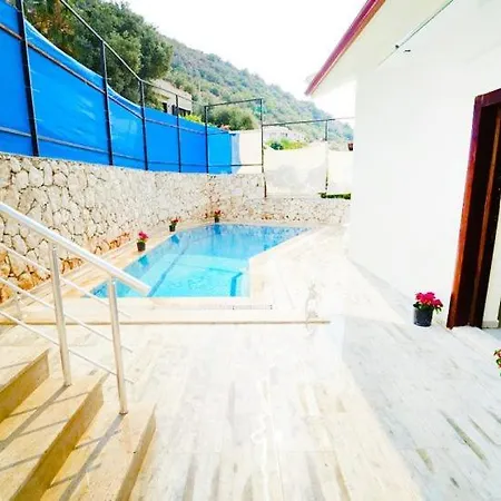 Kalkan'da Denize Yakin Havuzlu Jakuzili וילה קלקן