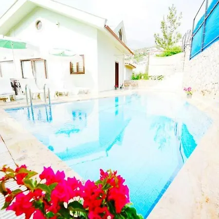 Kalkan'da Denize Yakin Havuzlu Jakuzili * קלקן
