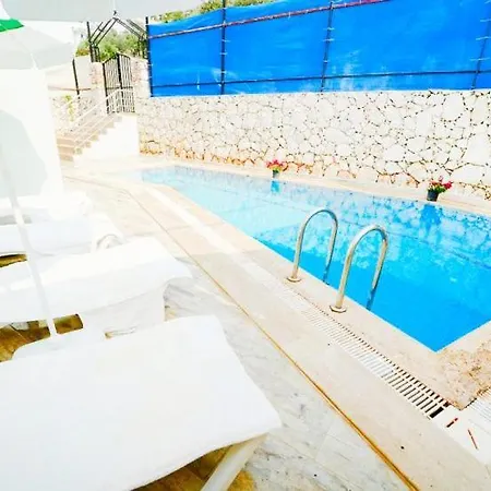 Kalkan'da Denize Yakin Havuzlu Jakuzili וילה