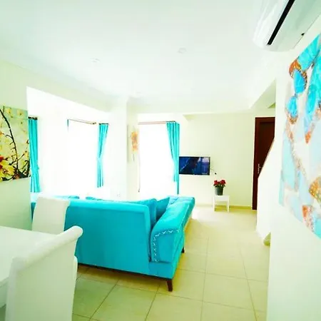 Kalkan'da Denize Yakin Havuzlu Jakuzili קלקן